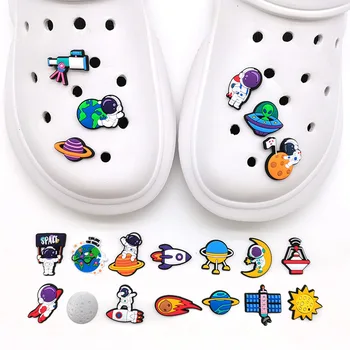 Cartoon Astronauta Sapatos Acessórios DIY Croc Encantos Sandálias, Tamancos Decorativos de Mulheres, Crianças Criativa de Presente